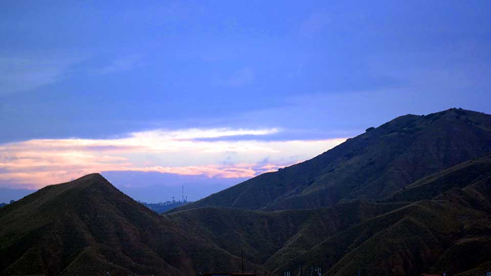 Vista de los cerros de Alcalá al amanecer