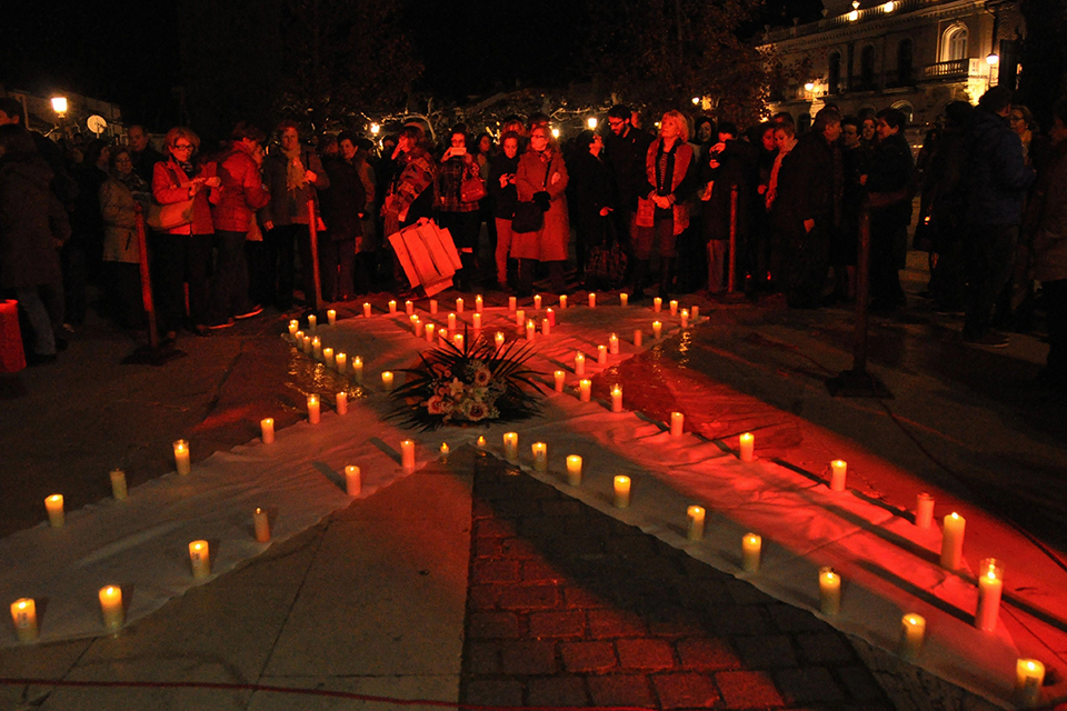 48 velas rinden homenaje a la mujeres víctimas de la violencia machista
