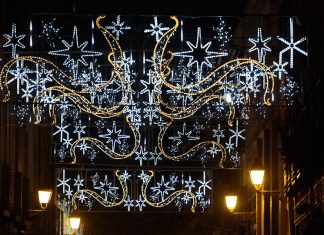 Luces de Navidad y farolas en la ciudad patrimonio