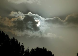 El sol entre la calima y las nubes