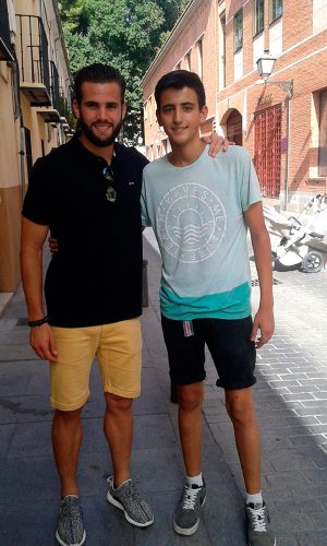 El futbolista alcalaino posa con un joven aficionado en la Calle Nebrija de Alcalá de Henares