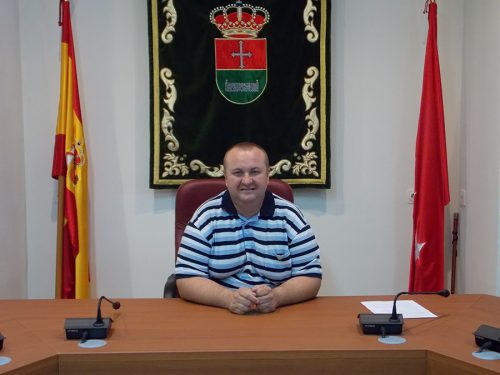Santiago Serrano Barranco es alcalde de Corpa por Izquierda Unida. 