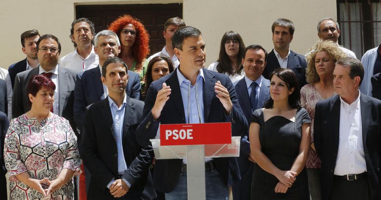 Pedro Sánchez, rodeado de líderes locales socialistas en Alcalá de Henares / EFE