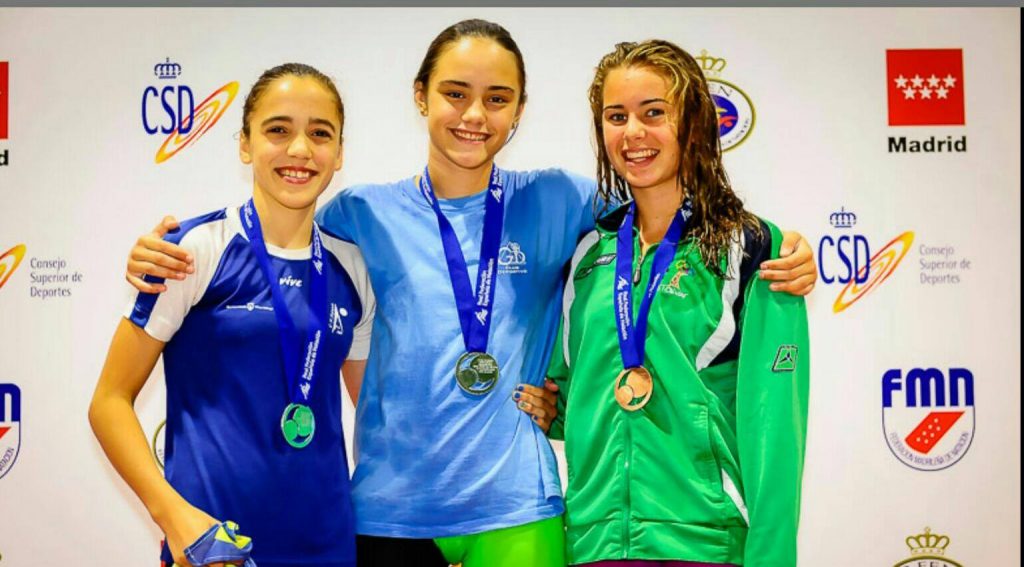 La joven alcalaina Claudia Espinosa en el podium del IV Campeonato de España Alevín de Verano de natación