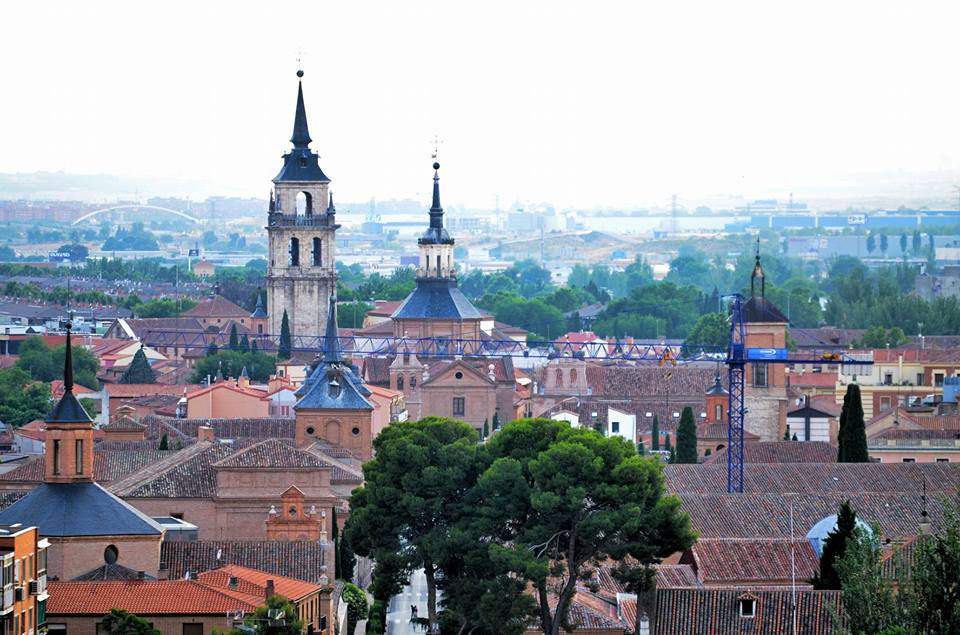 Una vista de Alcalá con grúa