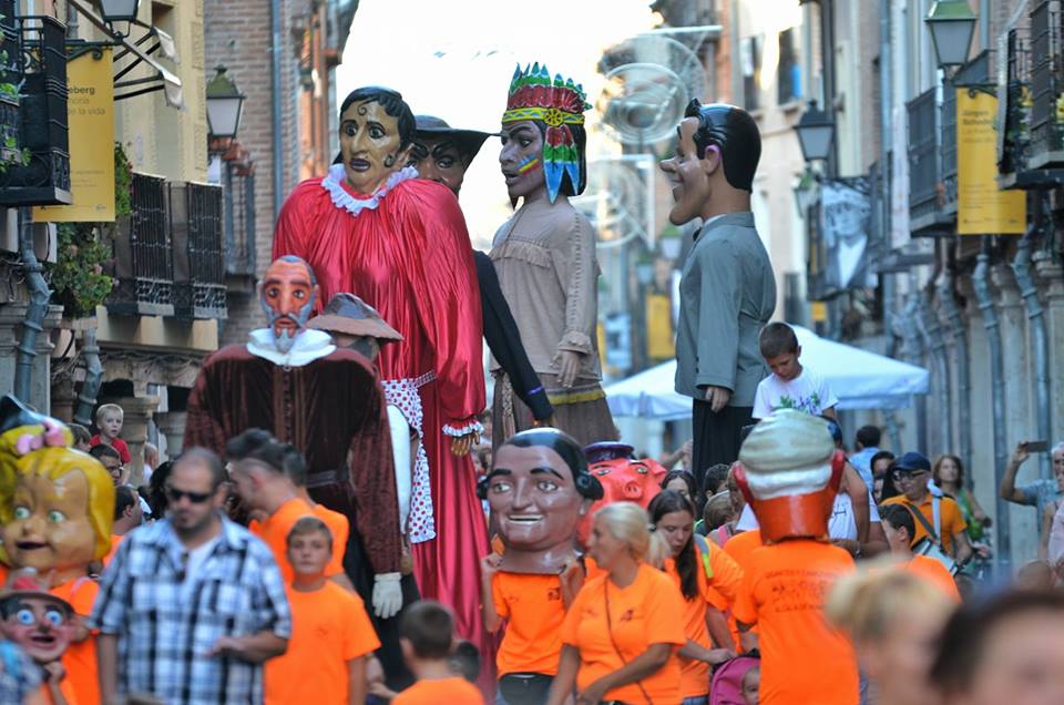 Gigantes en la calle Mayor inician la fiesta de los Santos Niños
