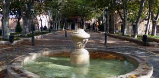 Fuente y hojas de otoño en la Plaza de Palacio