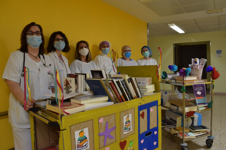 El Hospital de Alcalá obsequia con un libro a sus pacientes por el Día del Libro