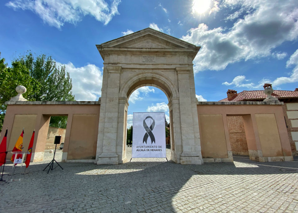 Un crespón negro en la Puerta de Madrid en recuerdo de las víctimas del coronavirus