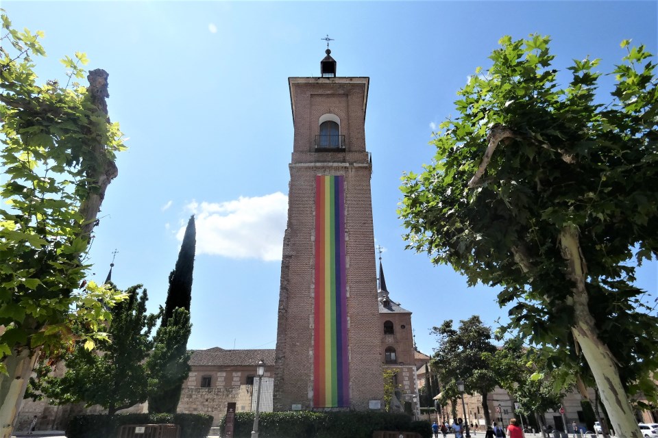 La pancarta arcoíris del orgullo LGTBIQ+ ya cuelga de la Torre de Santa María