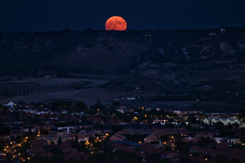 la primera Luna llena de agosto de 2023, la superluna del 'esturión', desde el cerro del Viso