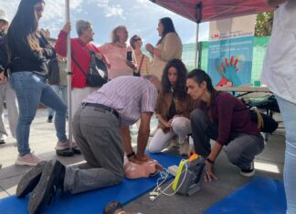 Salvar una vida en cinco minutos: el Hospital de Alcalá enseña RCP en plena Plaza de Cervantes